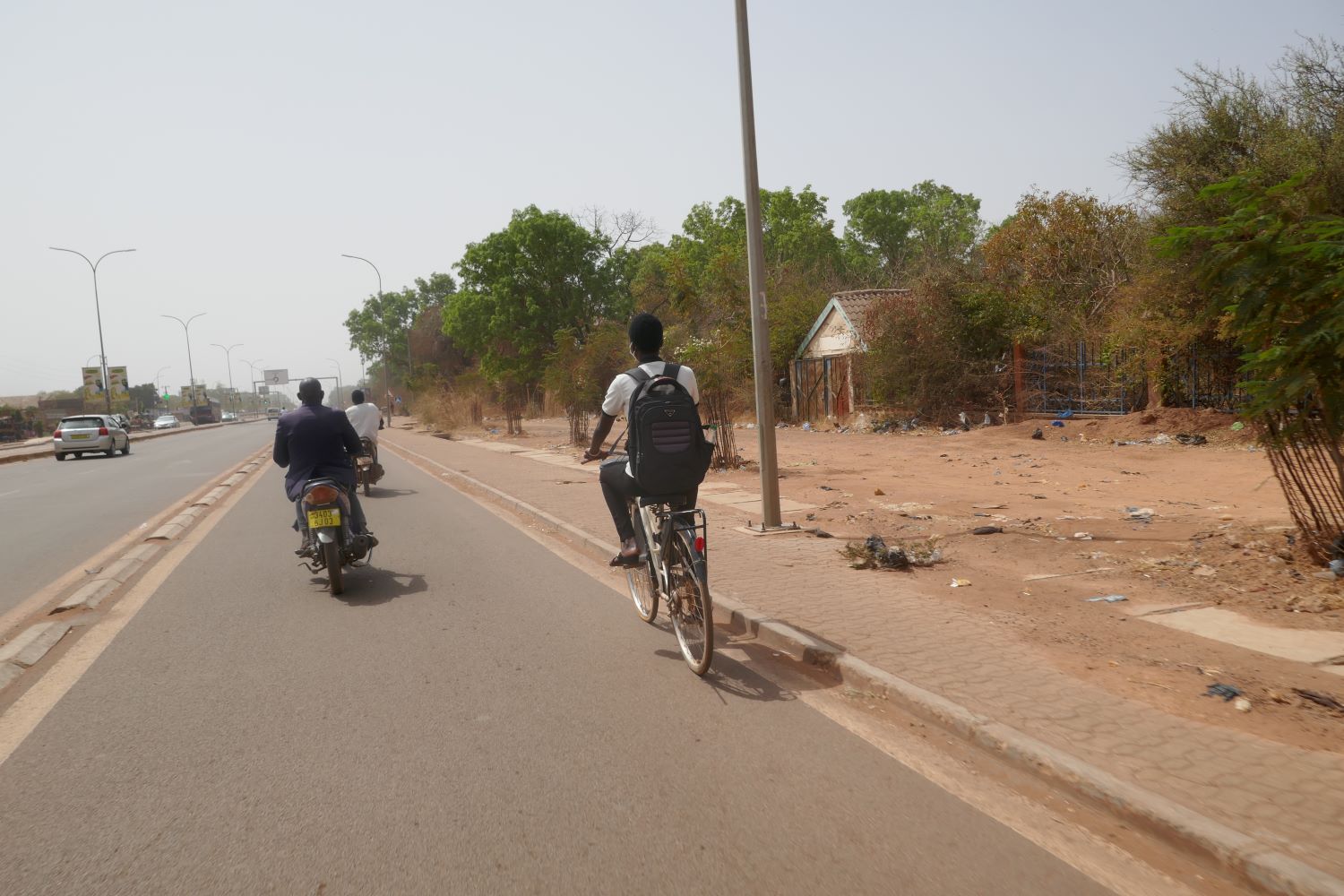 Ce matin en sortant tôt, l’avenue Charles de Gaulle est presque vide et Tatiana et Madi roulent à moto avec la fraîcheur du matin, vers le siège du Comité National Olympique et des Sports Burkinabé © Globe Reporters