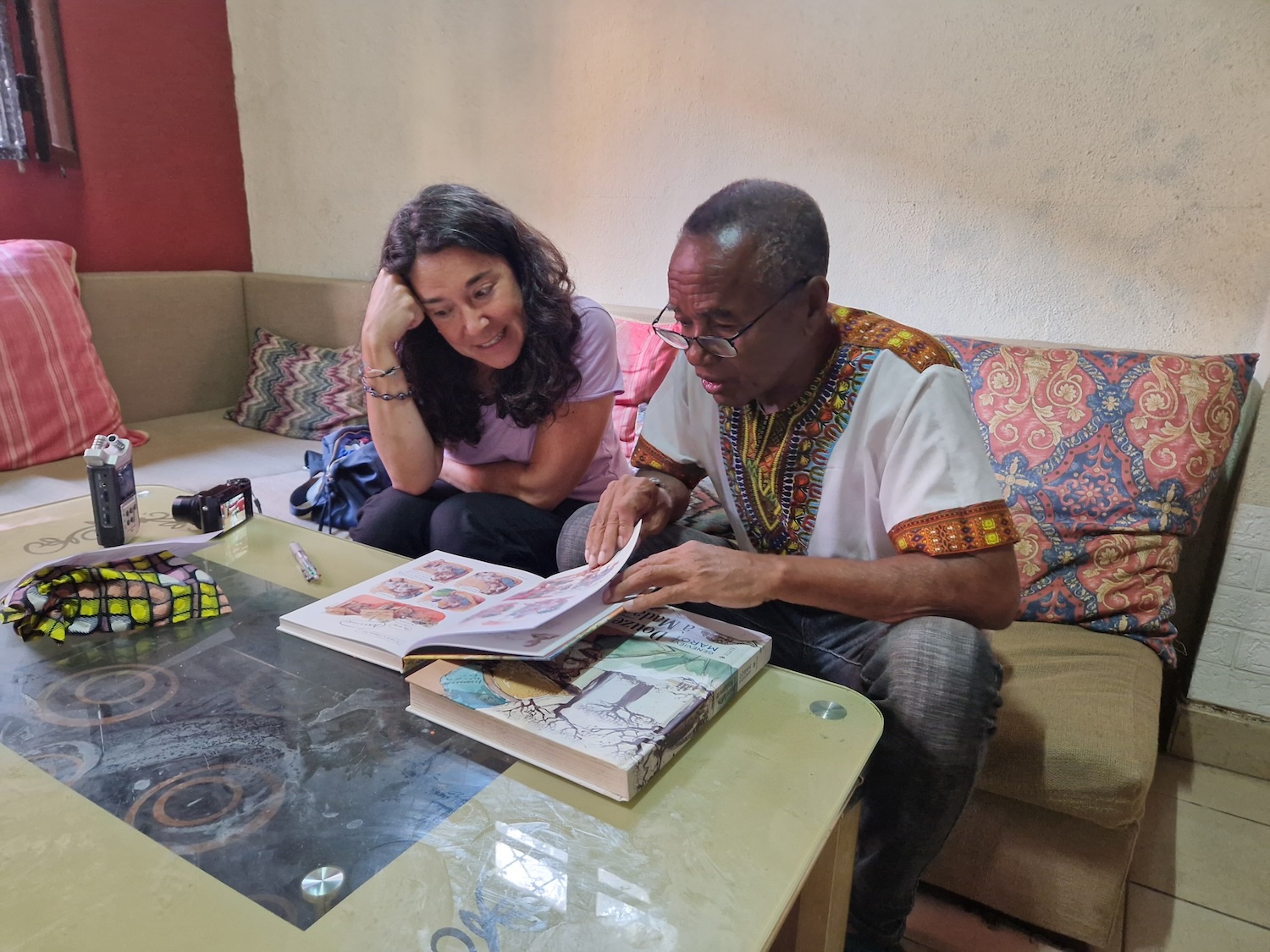 Jean PISO et Tatiana MIRALLES parcourent la bande désignée qui raconte la vie de l’artiste © Globe Reporters