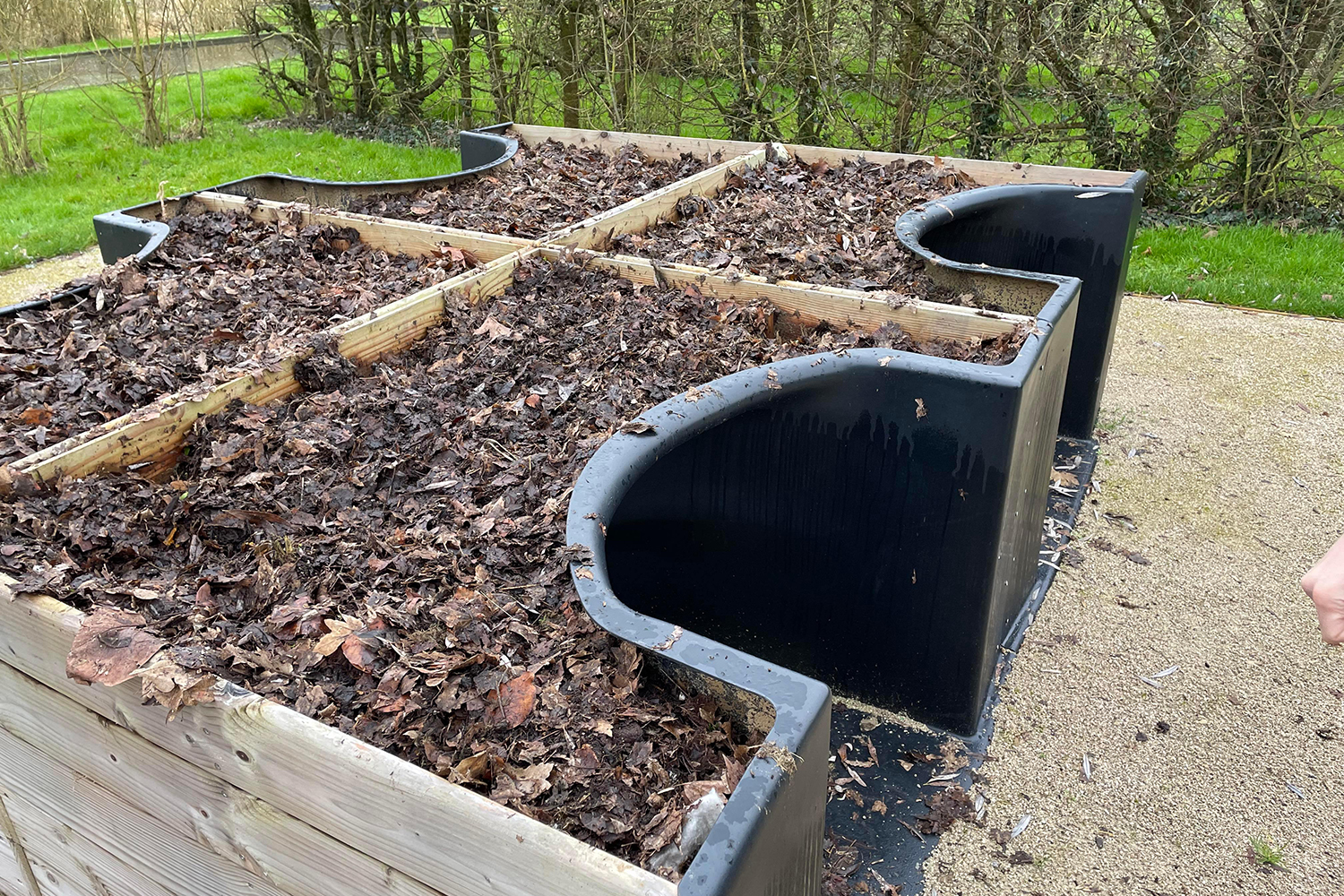 Ceci est un îlot de jardinage adapté permettant aux personnes en fauteuil roulant de pouvoir jardiner à leur hauteur, sans entrave. © Globe Reporters