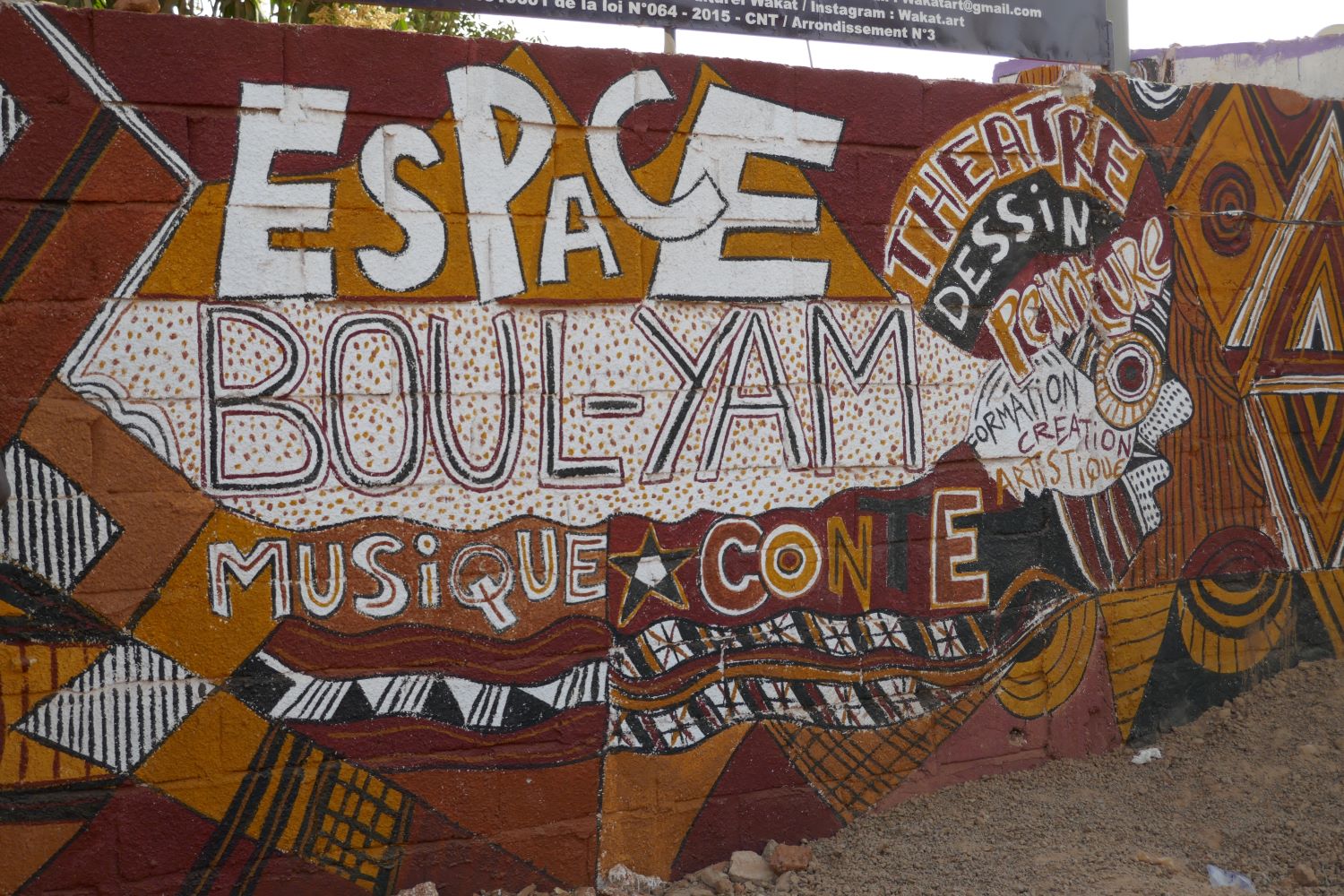 Avant de repartir, une dernière photo de ce centre culturel très important pour les jeunes du quartier de Tampouy © Globe Reporters