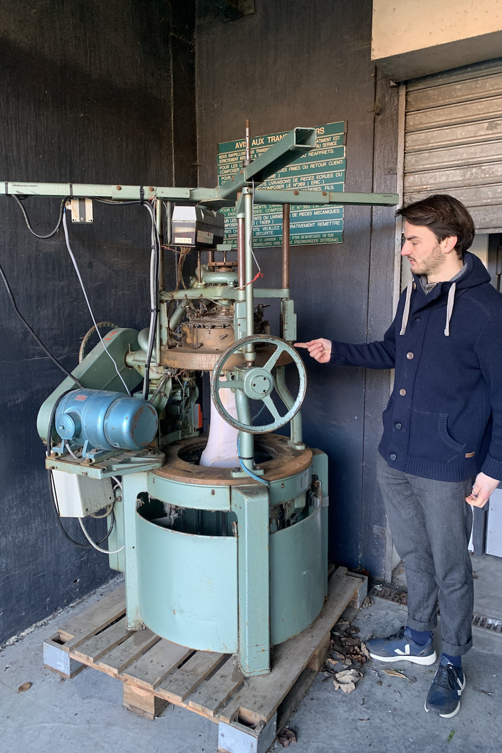 Cette machine est un métier à tricoter circulaire. Malheureusement, les aiguilles sont rouillées. Il faut les changer, mais cela coûte cher © Globe Reporters