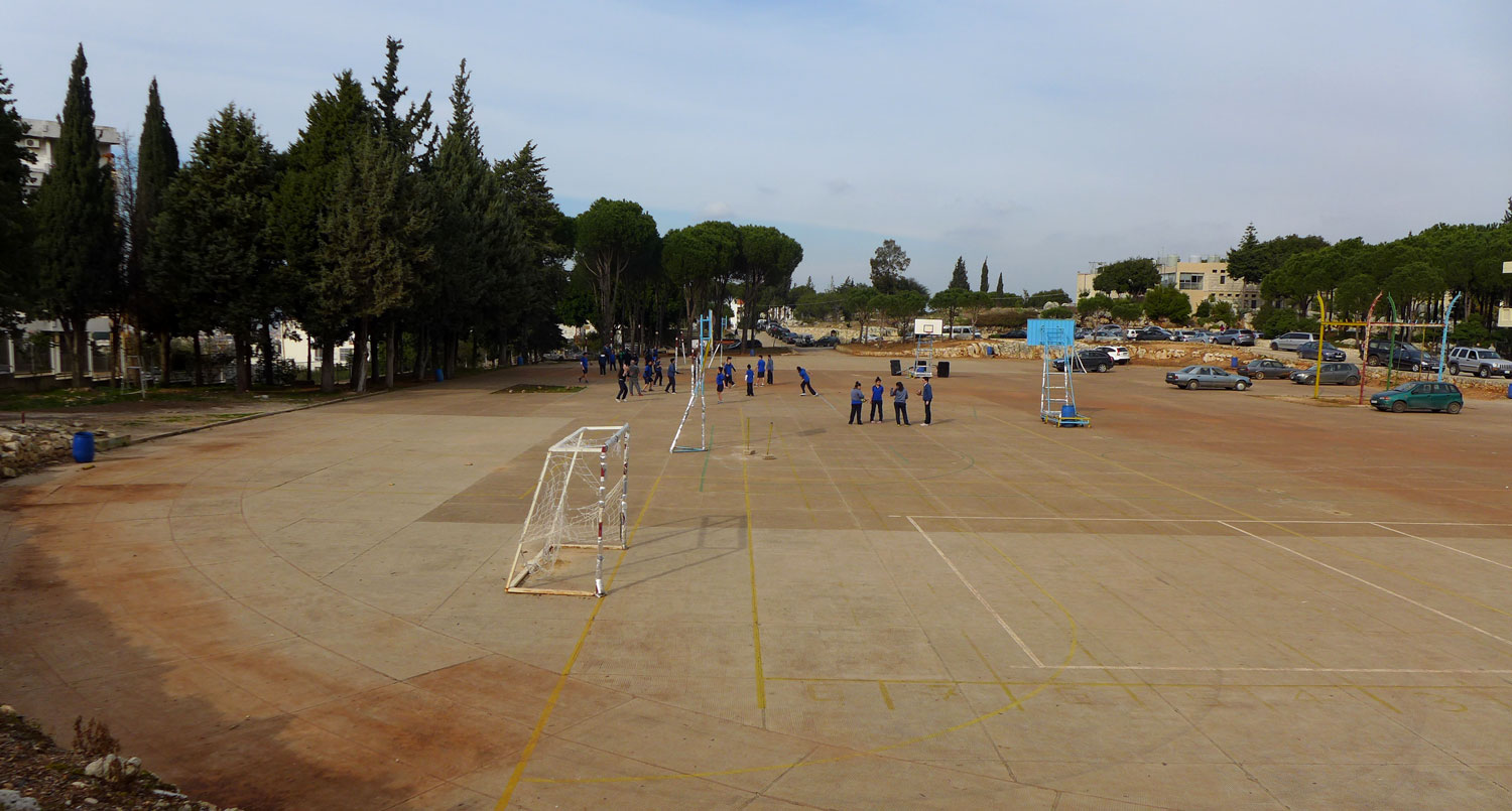 Le terrain de sport du collège