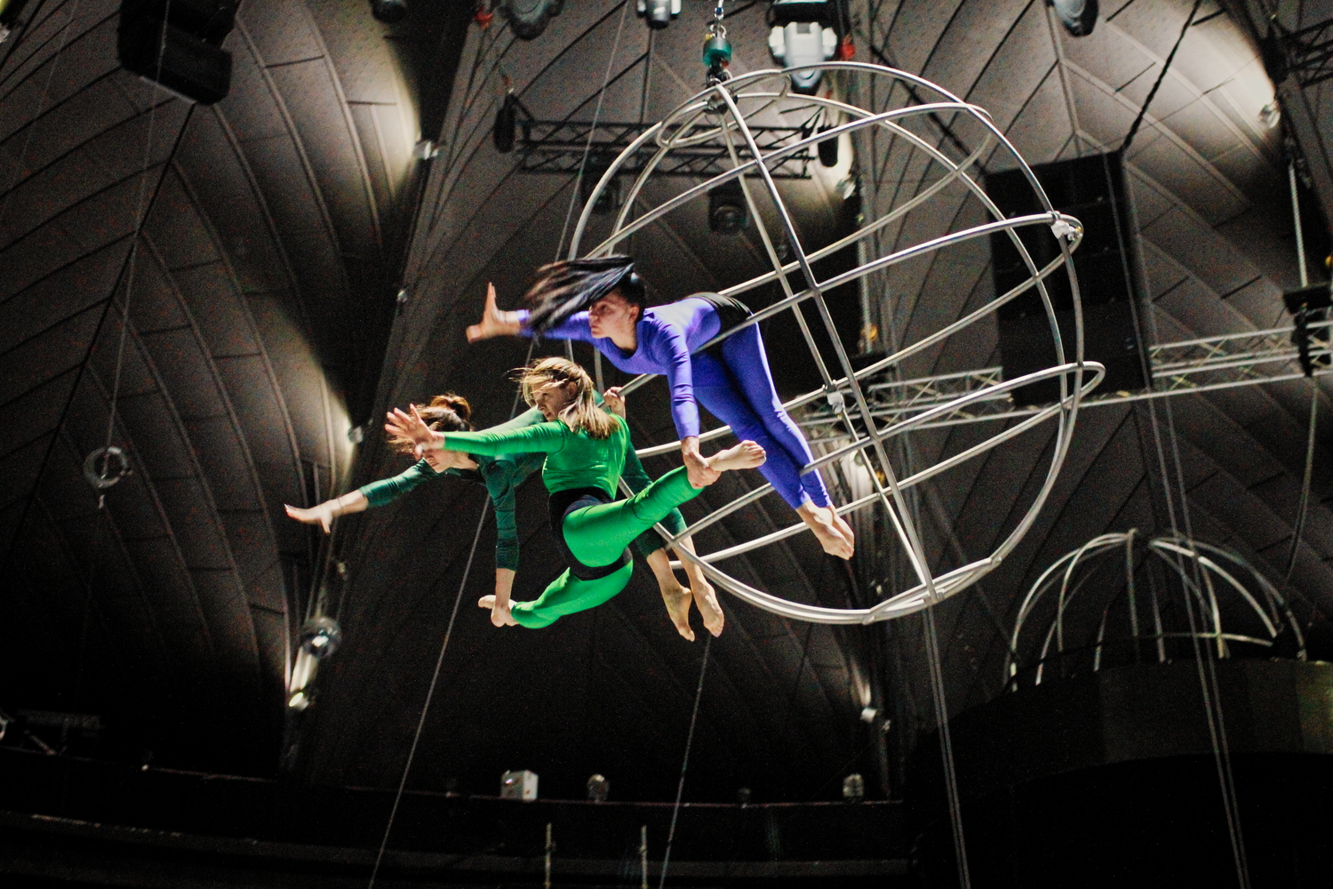 Acrobates pendant les répétitions. © Globe Reporters