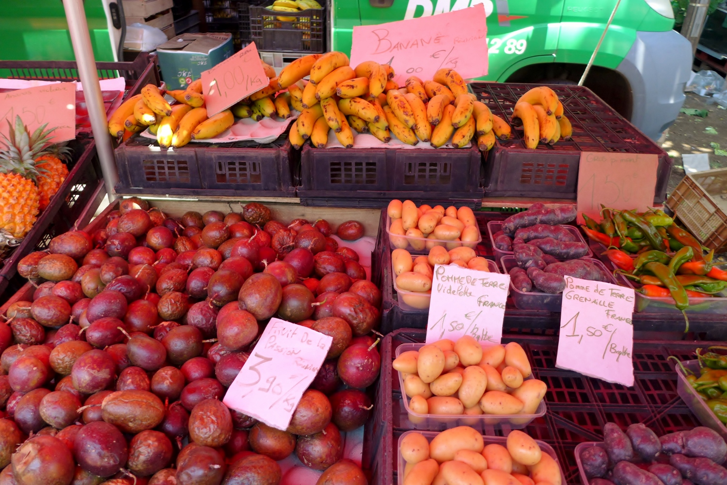 Piments, bananes, fruits de la passion… mais regardez attentivement, il y a deux intrus ! Les pommes de terre sont importées de métropole. 