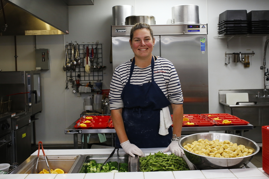 Adrienne FLAMENT RESH dans sa cuisine © Globe Reporters