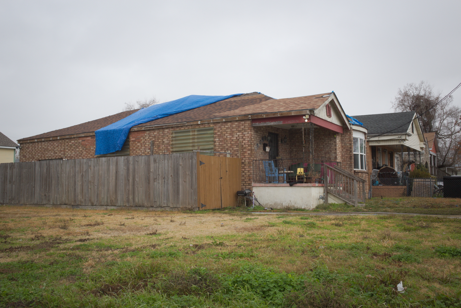 Alex KOLKER emmène ensuite notre reporter au Upper Ninth Ward. Une maison a une bâche sur le toit, possiblement une conséquence d’un ouragan récent. Car l’autre risque d’un ouragan est de perdre son toit à cause des vents forts © Globe Reporters