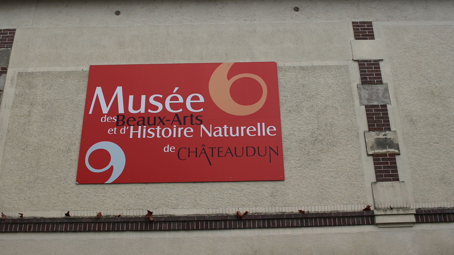 Le bâtiment est un ancien établissement scolaire reconverti en musée ! © Globe Reporters