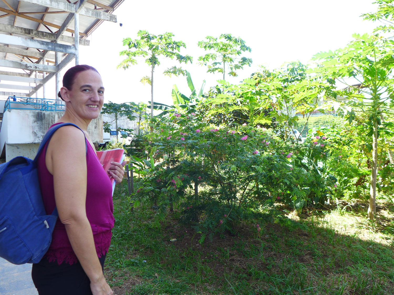Anne ICHTER devant le potager de l’établissement.