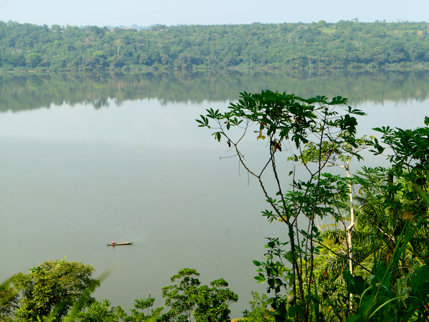 Pirogue de pêcheur sur le lac Ossa © Globe Reporters