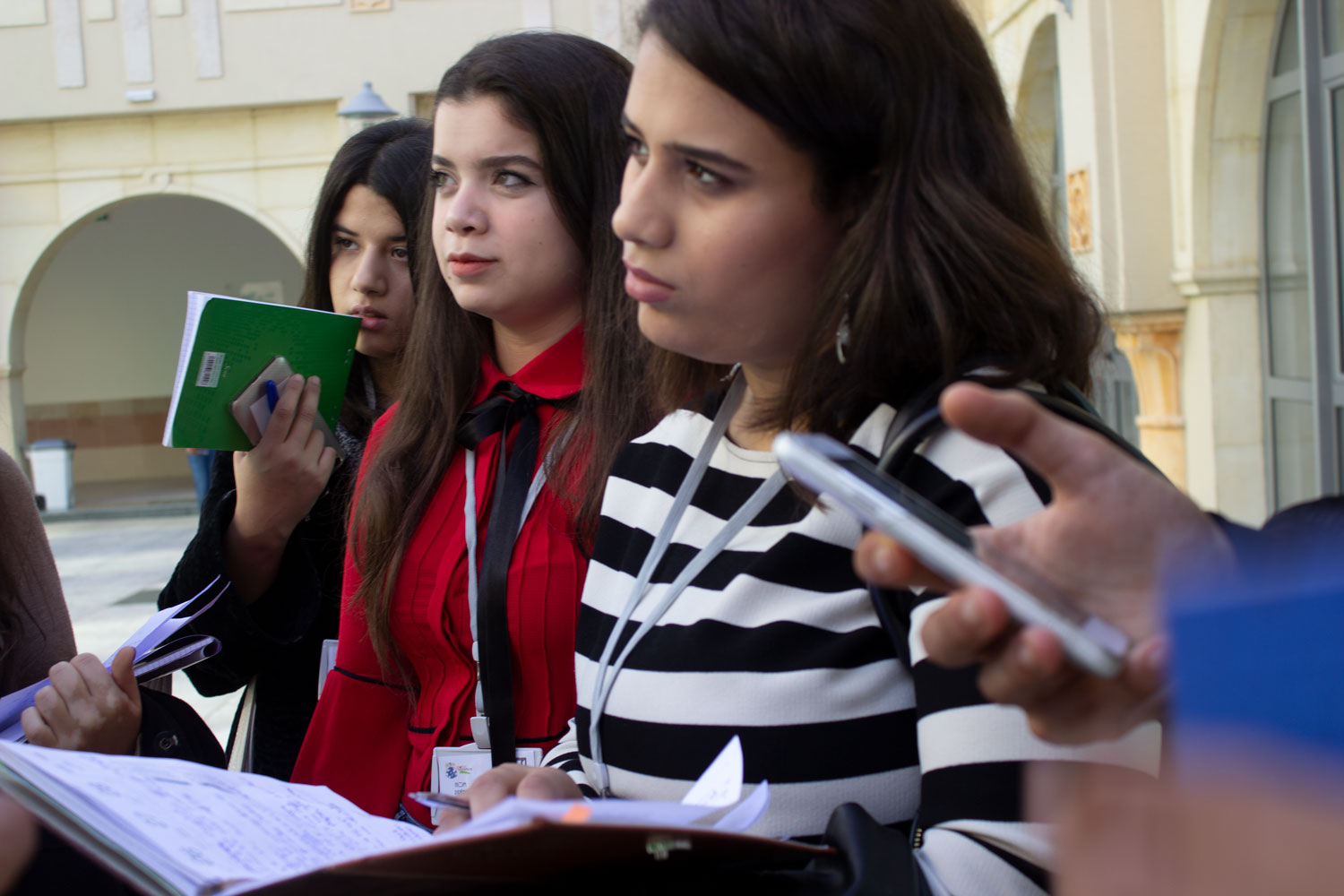 Prise de notes pendant l’interview, comme les pros © Aziz ANDOLSI