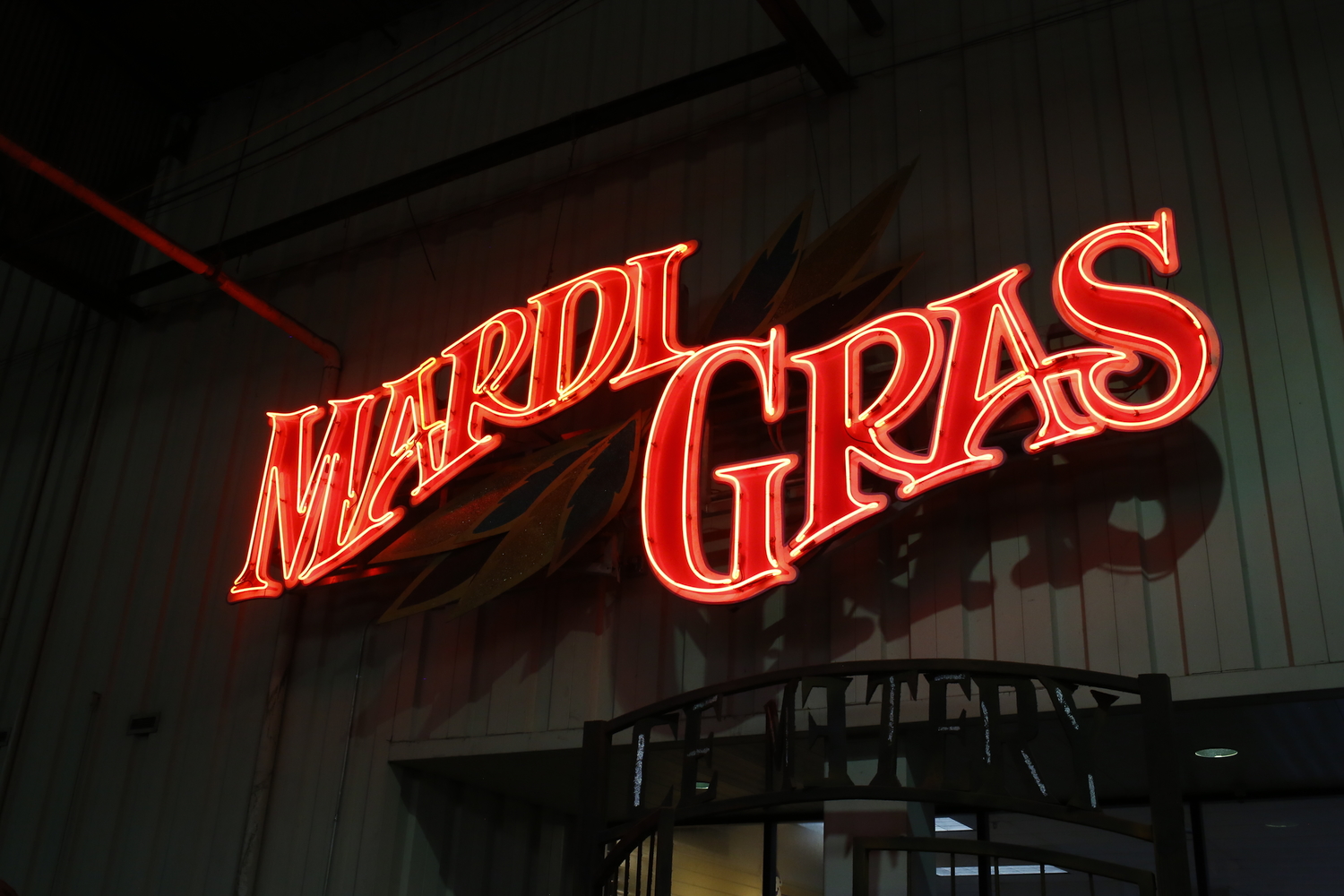 Enseigne de Mardi Gras World © Globe Reporters