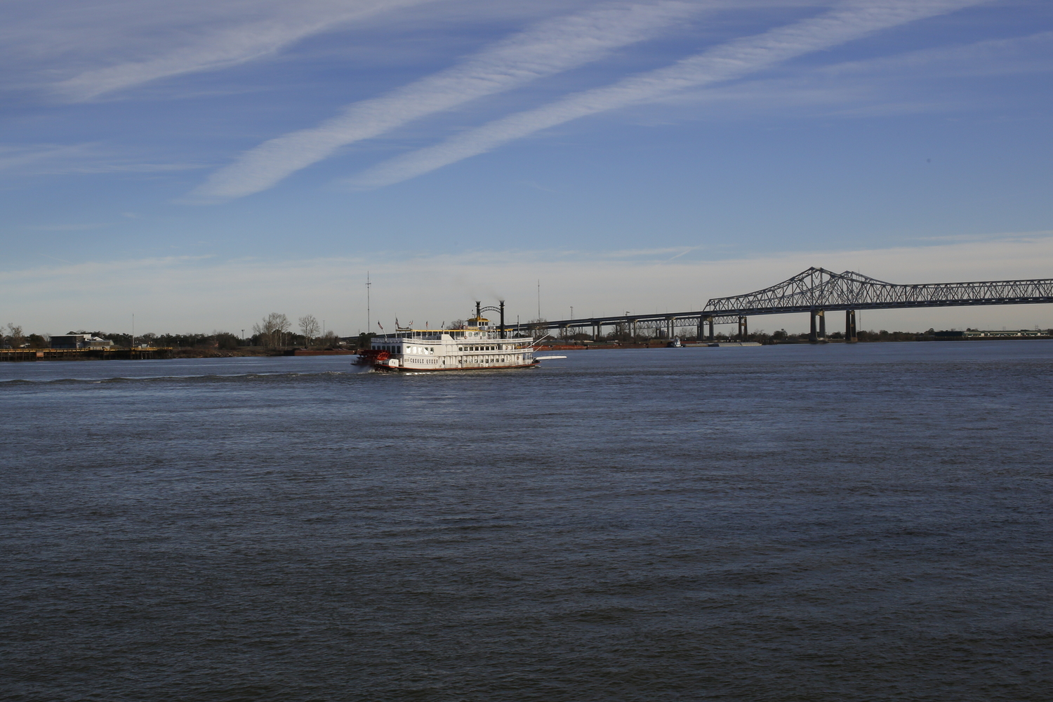 Bateau à aubes sur le Mississippi. Aujourd’hui prisés par les touristes, ces bateaux étaient utilisés pour le commerce du coton et de la canne à sucre © Globe Reporters