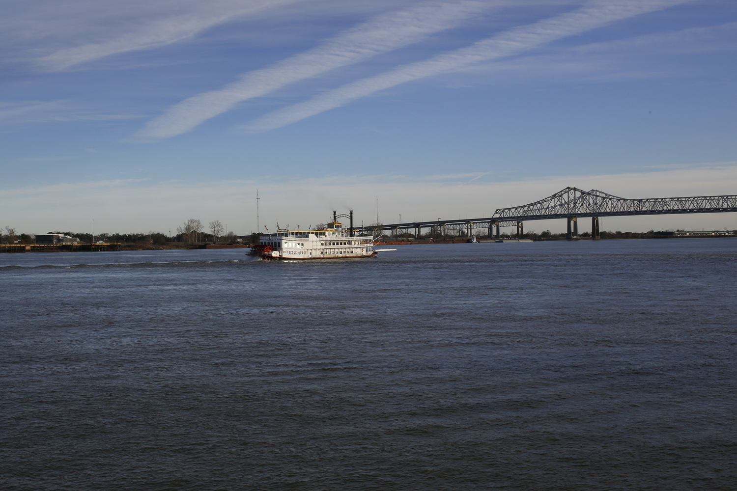 Bateau à aubes sur le Mississippi. Aujourd’hui prisés par les touristes, ces bateaux étaient utilisés pour le commerce du coton et de la canne à sucre © Globe Reporters