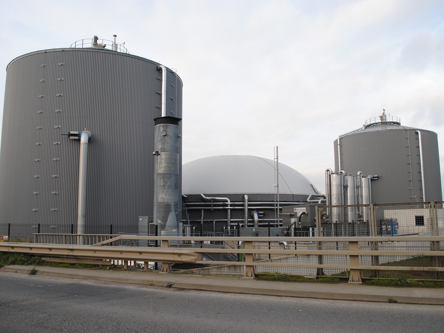 Le gigantesque méthaniseur de la Cooperl, situé juste à côté de l’abattoir. Il a été mis en service en 2019. Il produit du biogaz à partir du lisier, le caca des cochons, récupéré dans les fermes des éleveurs membres de la coopérative © Globe Reporters