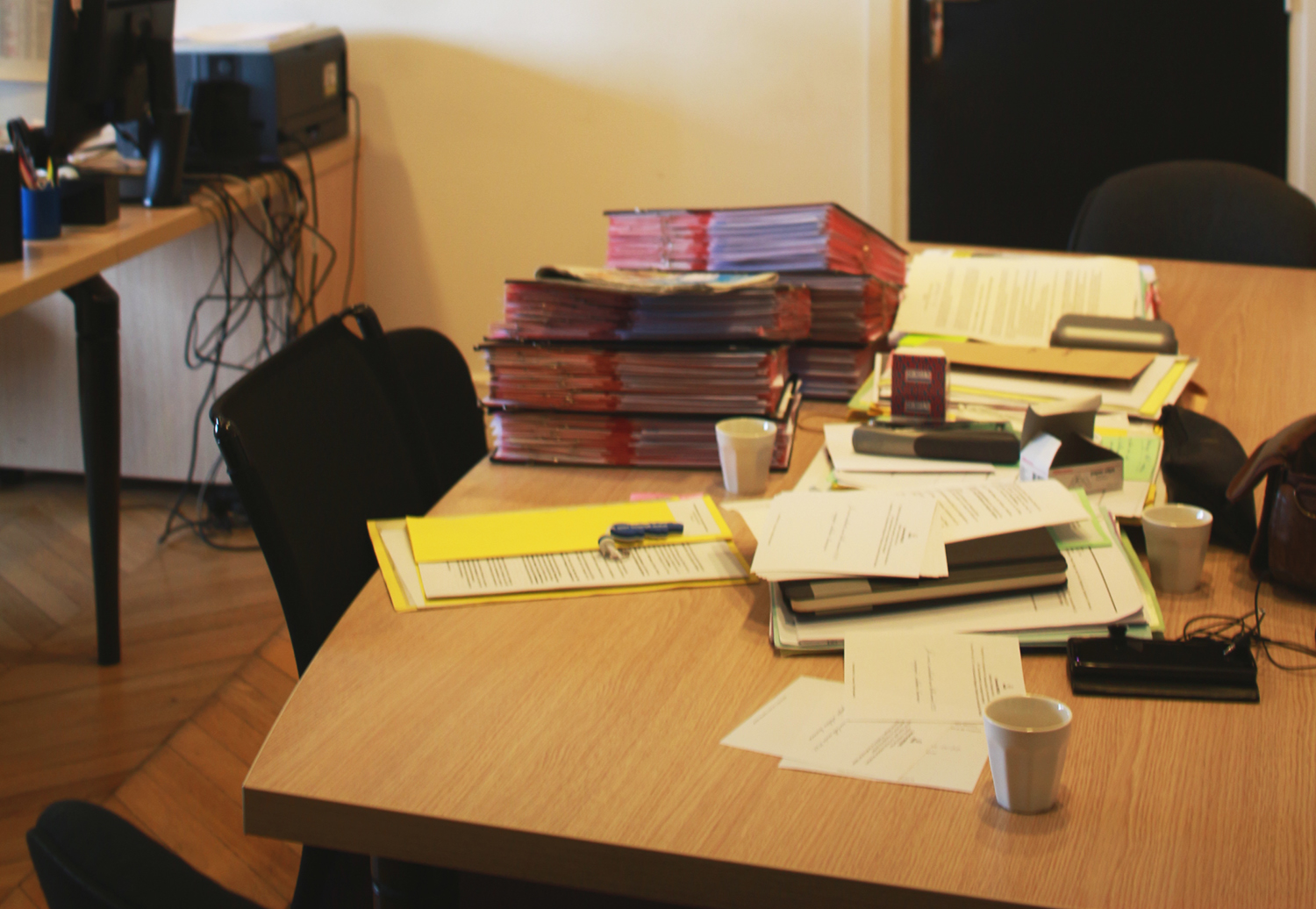 Après deux ou trois minutes d’attente, Chloé et Adeline CARRIAT rejoignent toutes les deux Colombe BROSSEL dans son bureau pour l’interview. C’est sur cette table que se déroule l’entretien © Globe Reporters