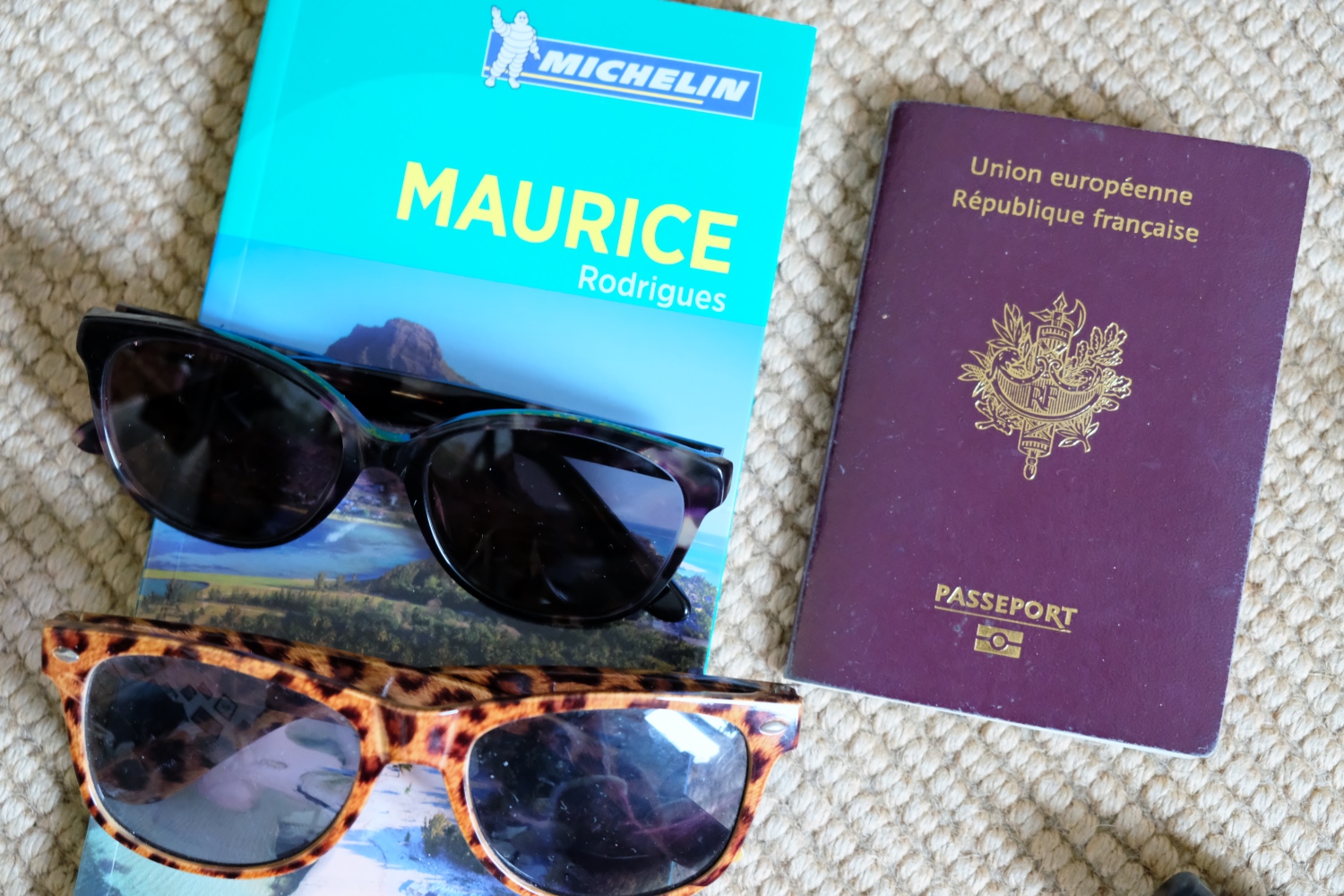 Je n’ai pas oublié mon guide pour Maurice… et mes lunettes de soleil ! Pour moi, l’hiver est terminé !