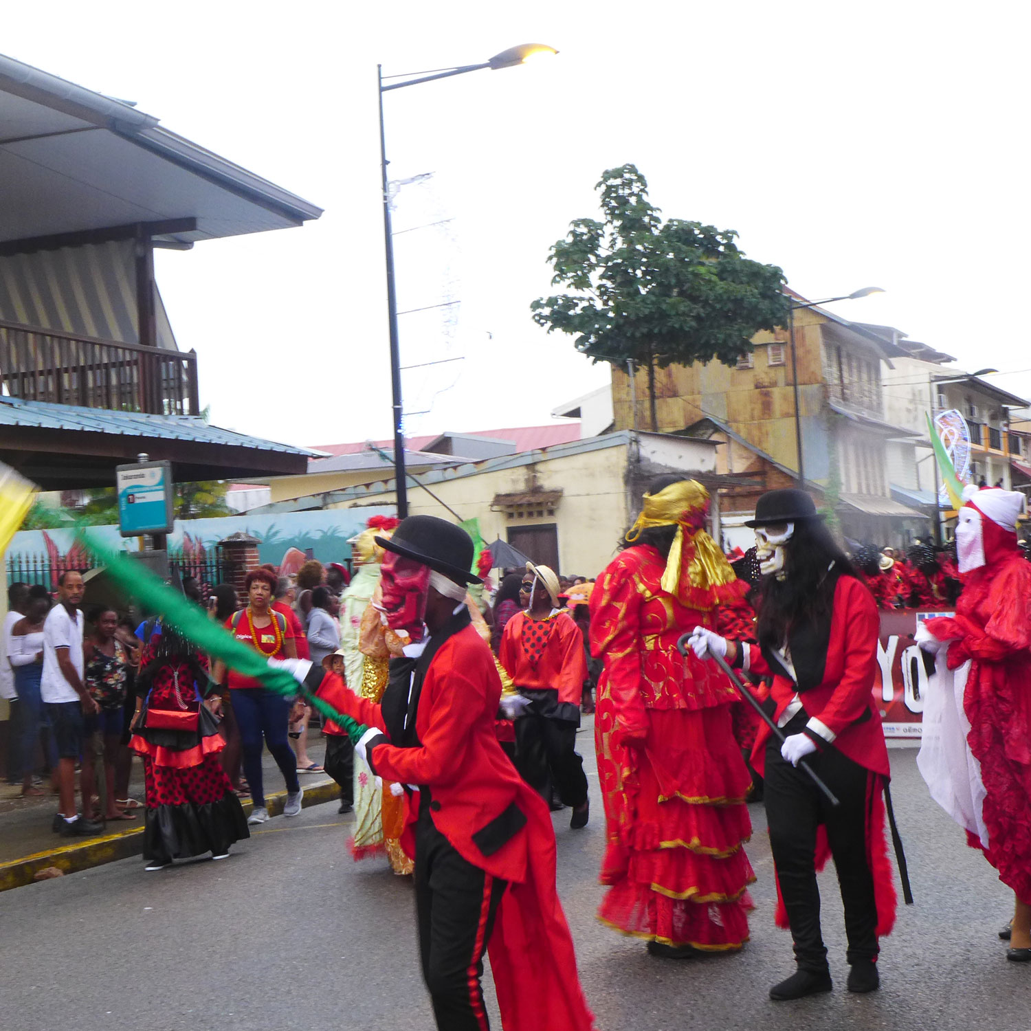 Le défilé dans une rue de Cayenne.