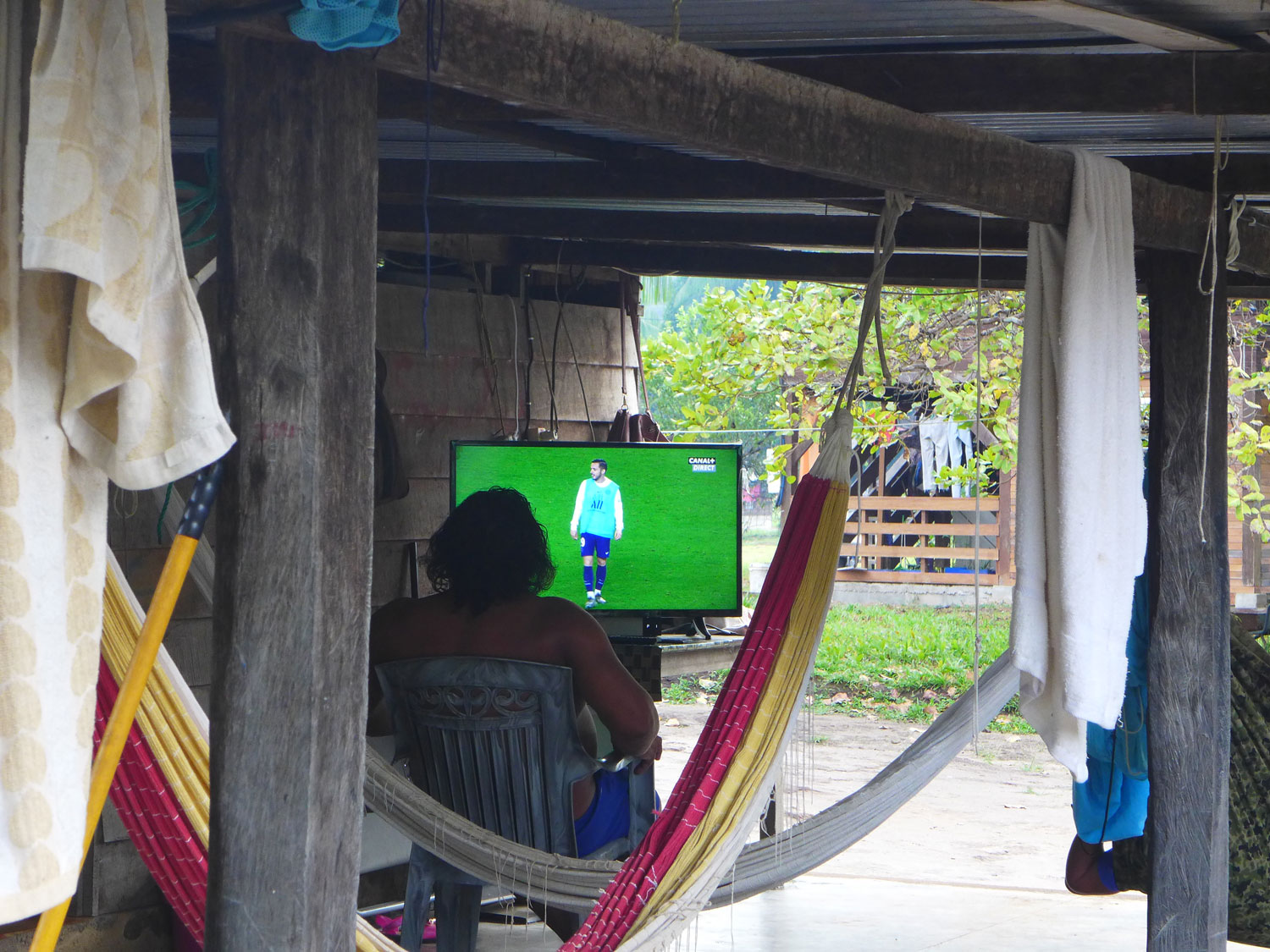 Un jeune regarde le match PSG-Monaco.