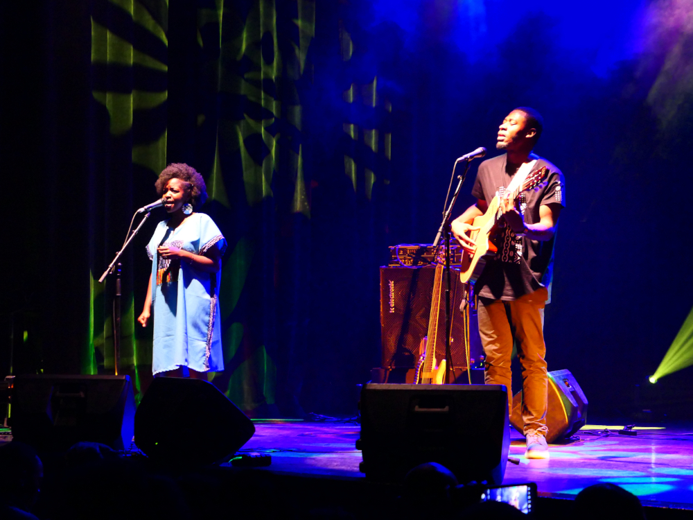 Nicaise Thoessock, chanteuse, accompagné par le guitariste de jazz Sami Nkuh pendant un concert à l’Institut français de Douala © Globe Reporters