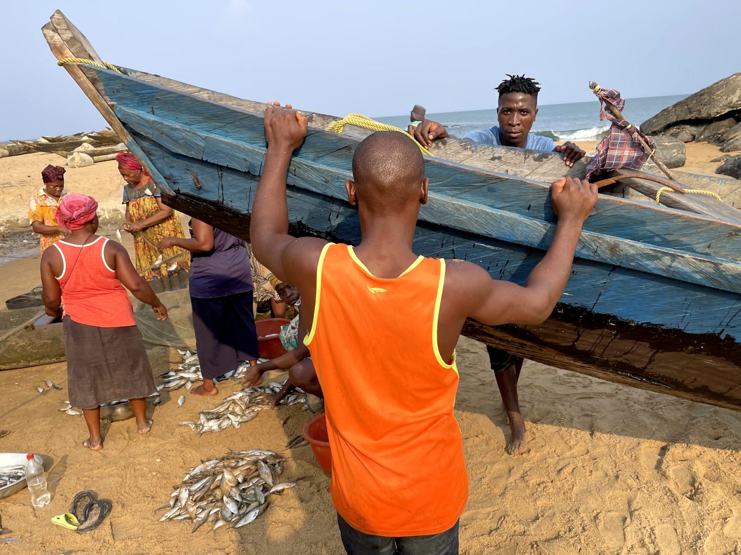 Après plusieurs dizaines de minutes d’efforts, la pirogue est à l’abri du ressac © Globe Reporters