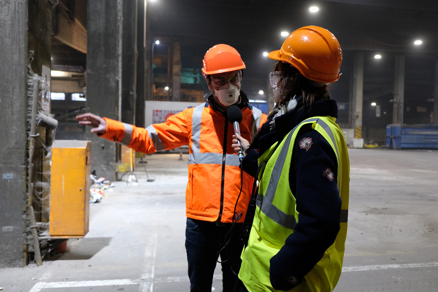 Pendant la visite, Sidonie enregistre les explications du directeur. Il faut faire vite et l’usine est en activité : c’est assez bruyant © Globe Reporters