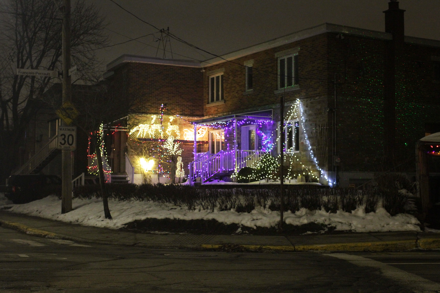 Une maison a sorti ses décorations de Noël, alors que d’autres ont encore gardé celles d’Halloween.