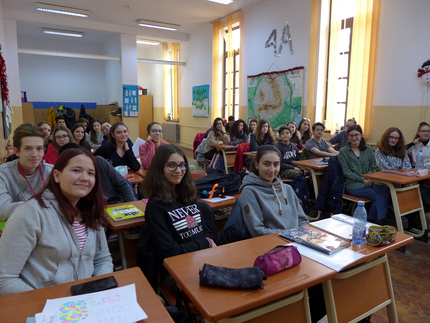 Une salle de classe. Ici, des élèves de 9e E.