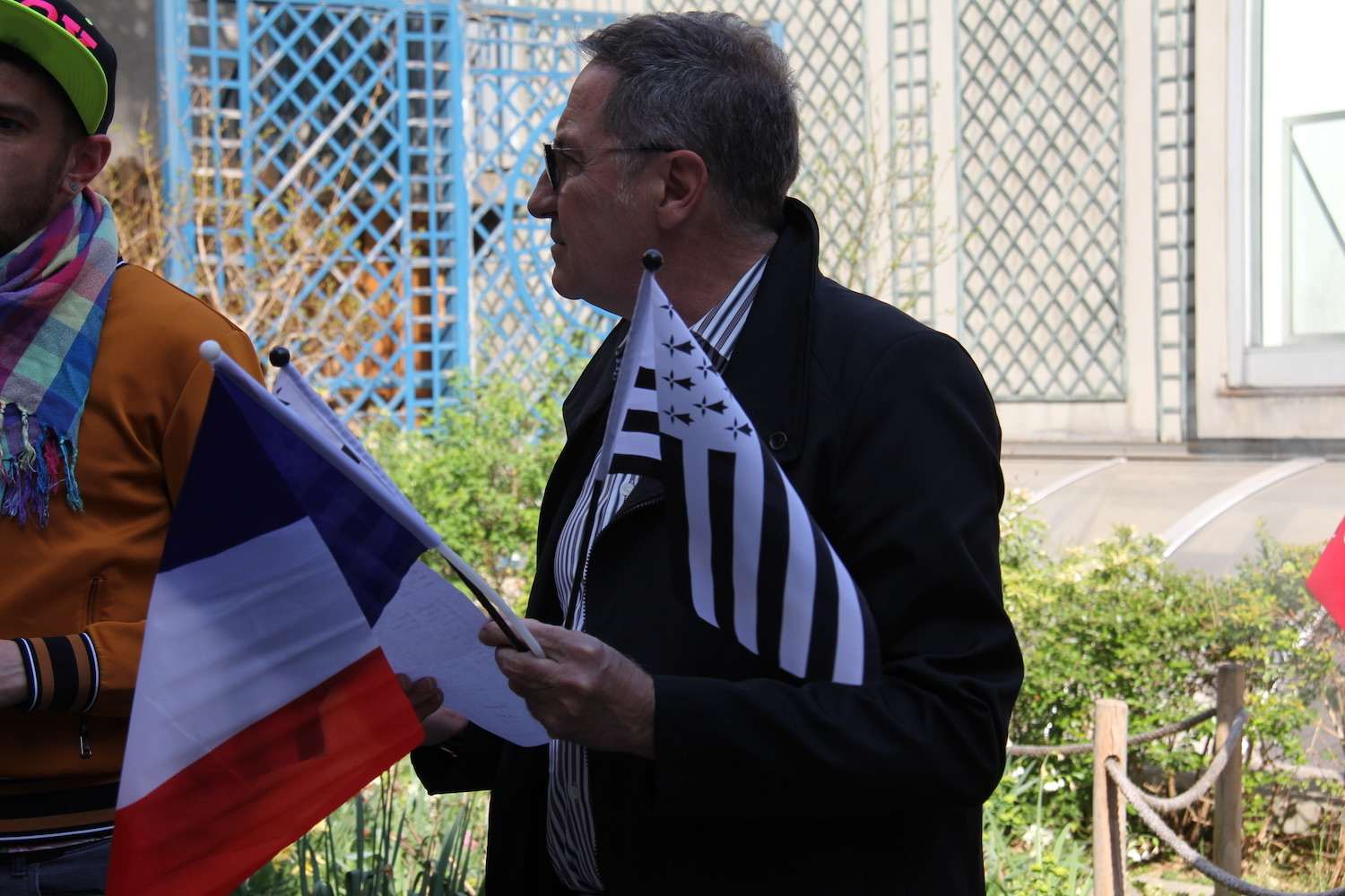 Pas de doute : ce fan soutiendra ALVAN & AHEZ, groupe français et breton © Globe Reporters