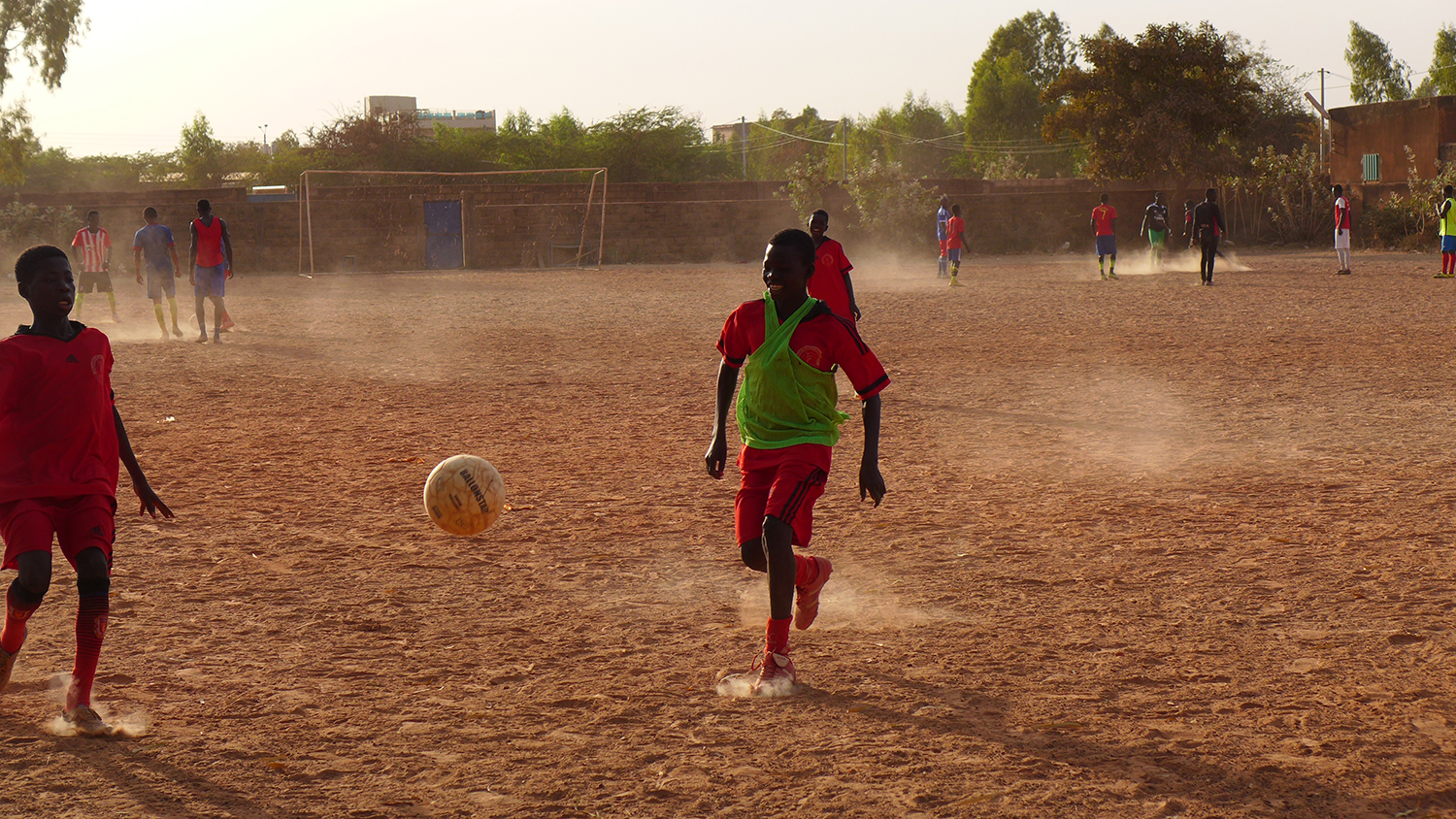 À la fin de chaque entraînement de l’après-midi, les élèves jouent un petit match. Ensuite, c’est le passage aux douches et les devoirs scolaires. 