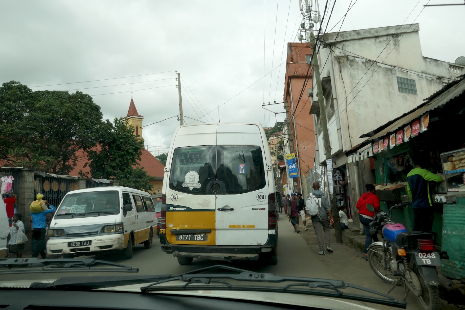 Le trafic est intense dans les rues étroites de la haute ville. Il faut toujours partir à l’avance pour être à l’heure prévue de l’interview © Globe Reporters