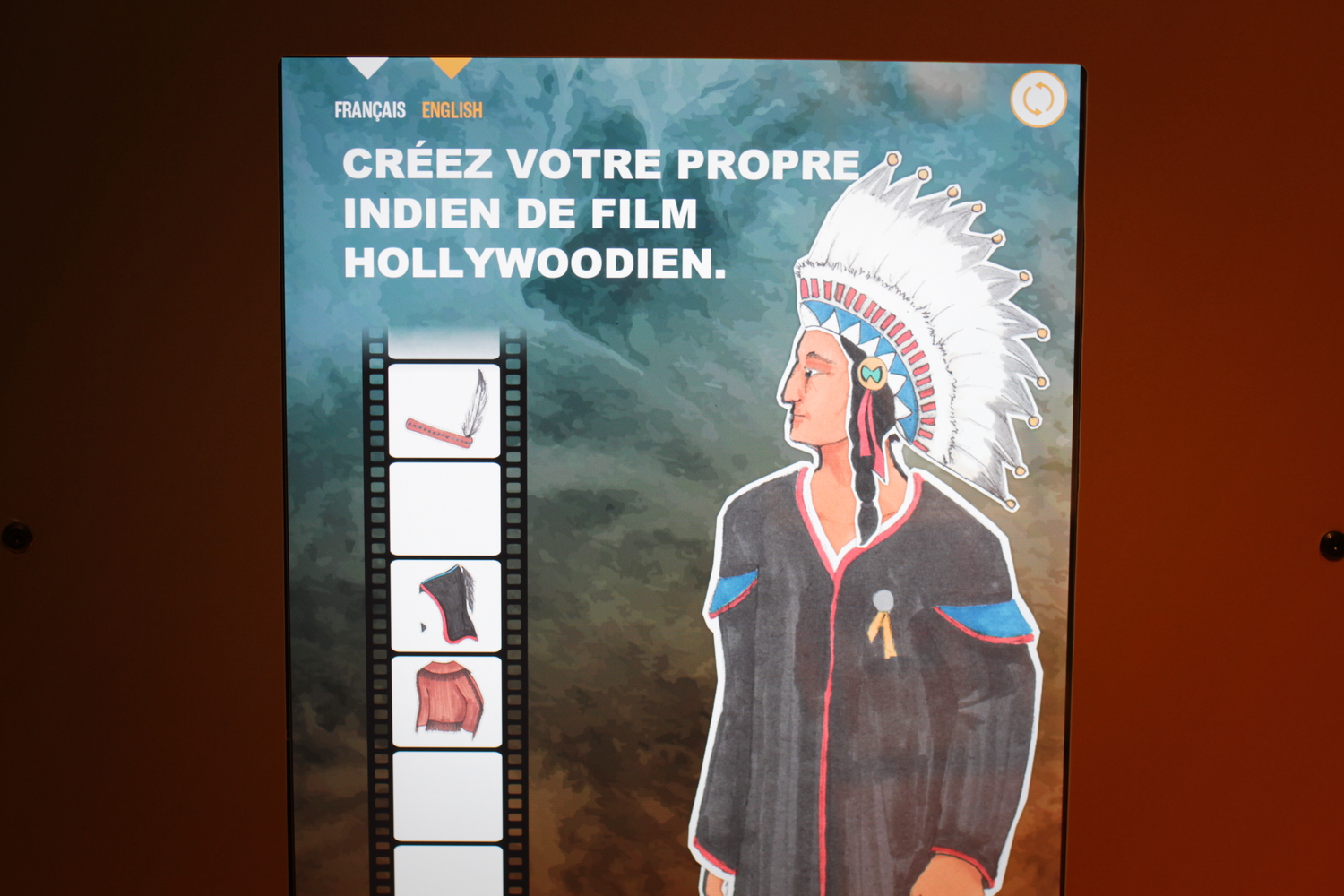 Petit jeu dans l’exposition. Il faut habiller l’Indien selon les critères d’Hollywood. La coiffe de plumes passe.