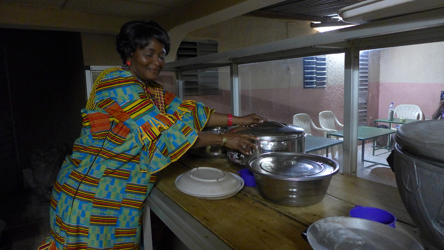 Justine OEDRAOGO supervise tout ce qui se passe dans la cuisine de son restaurant. C’est elle-même qui a enseigné aux cuisiniers de ses deux restaurants les secrets de son fameux poulet. 