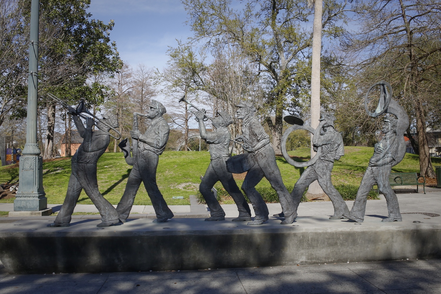 Le parc Louis Armstrong célèbre les cultures afro-américaines et afro-créole de La Nouvelle-Orléans. Ici, une sculpture représente une Second line, ces fanfares de jazz afro-américaines à la base présentent lors de funérailles, qui ont désormais lieu lors de mariages et tous les dimanches pour récolter des fonds pour des organisations sociales et parfois commémorer une personne décédée © Globe Reporters