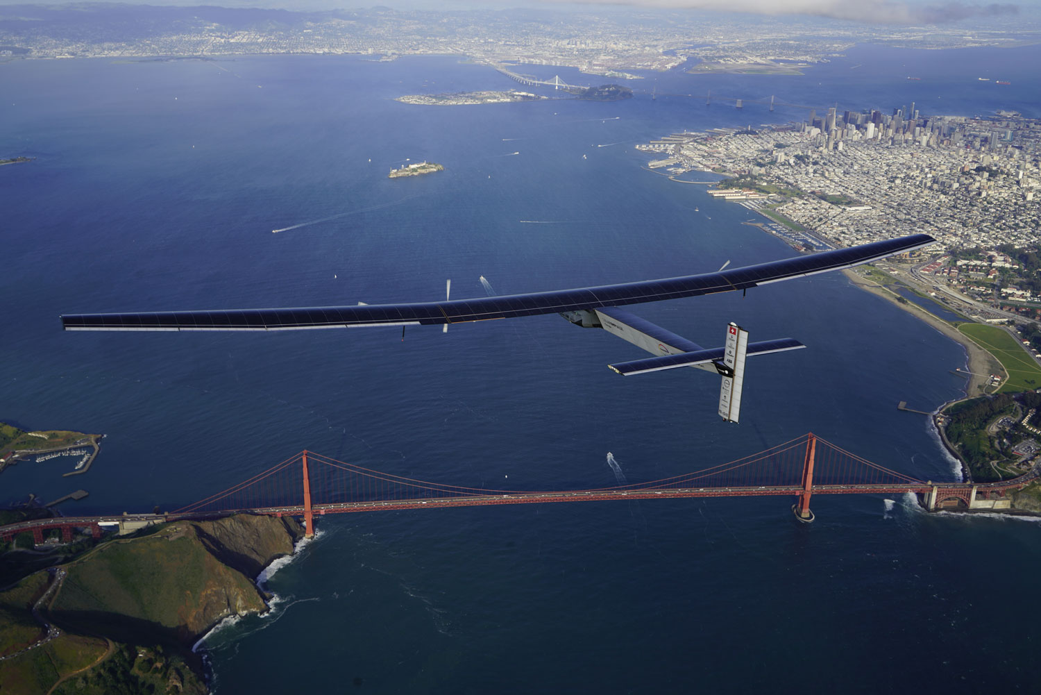 Solar Impulse survole la baie de San Francisco et son célèbre pont rouge © Solar Impulse