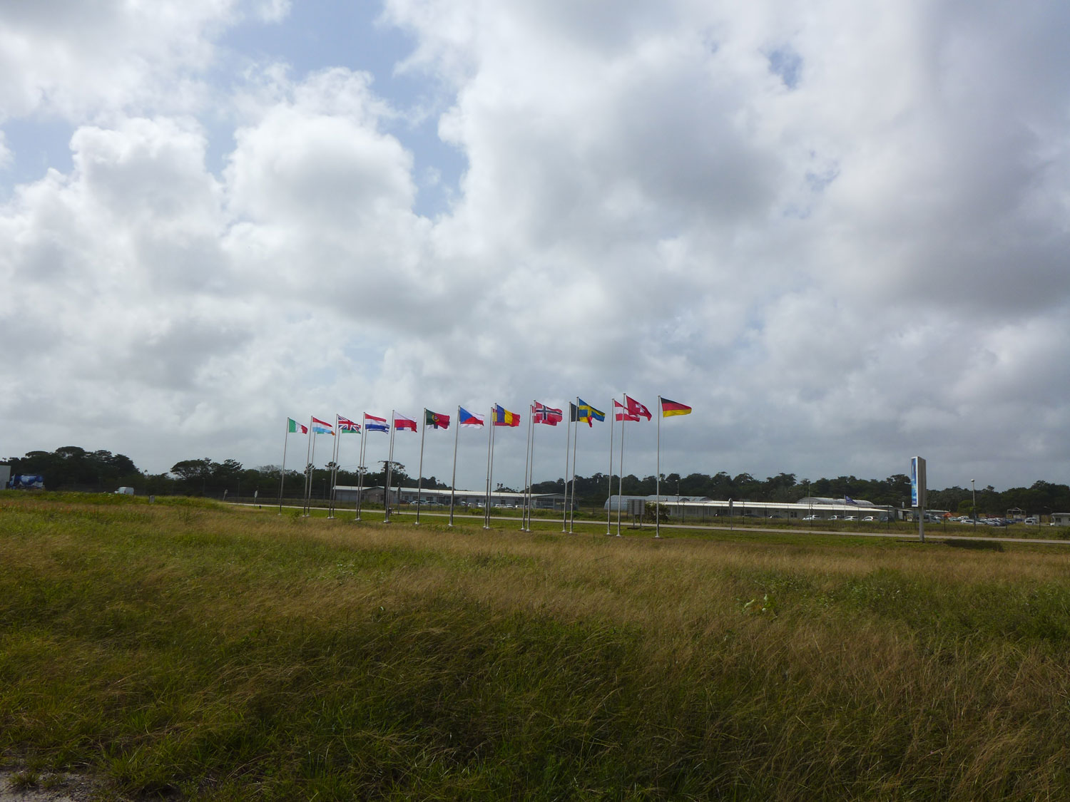 Drapeaux de tous les partenaires européens qui financent le centre et ses activités.
