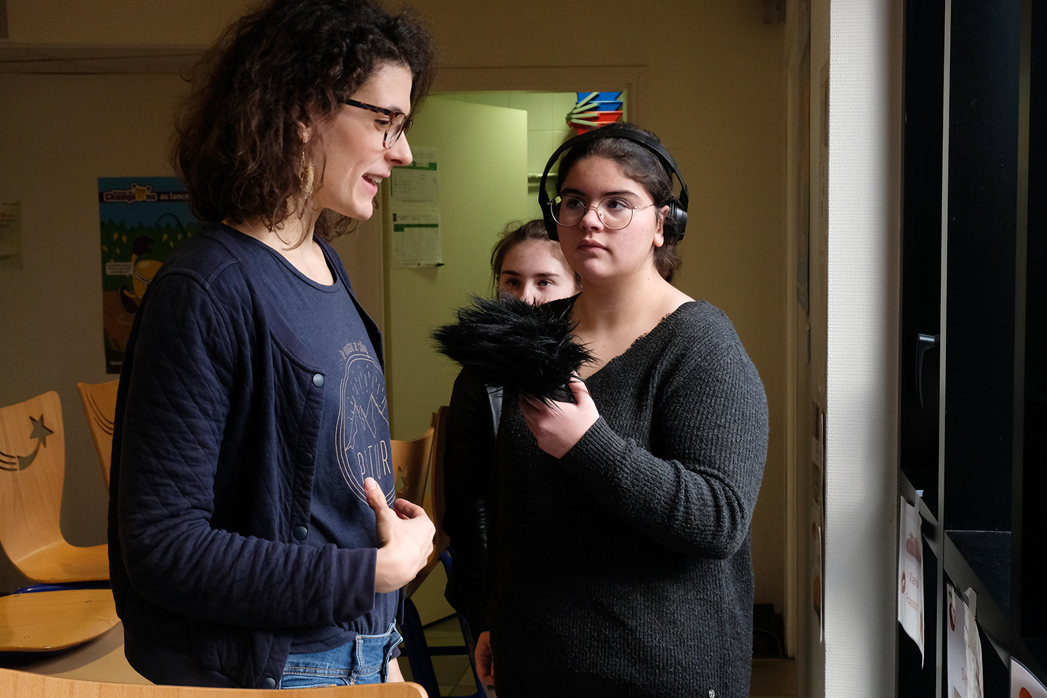 Après avoir répondu aux questions des globe-reportrices, Marie PETIT fait visiter son école.