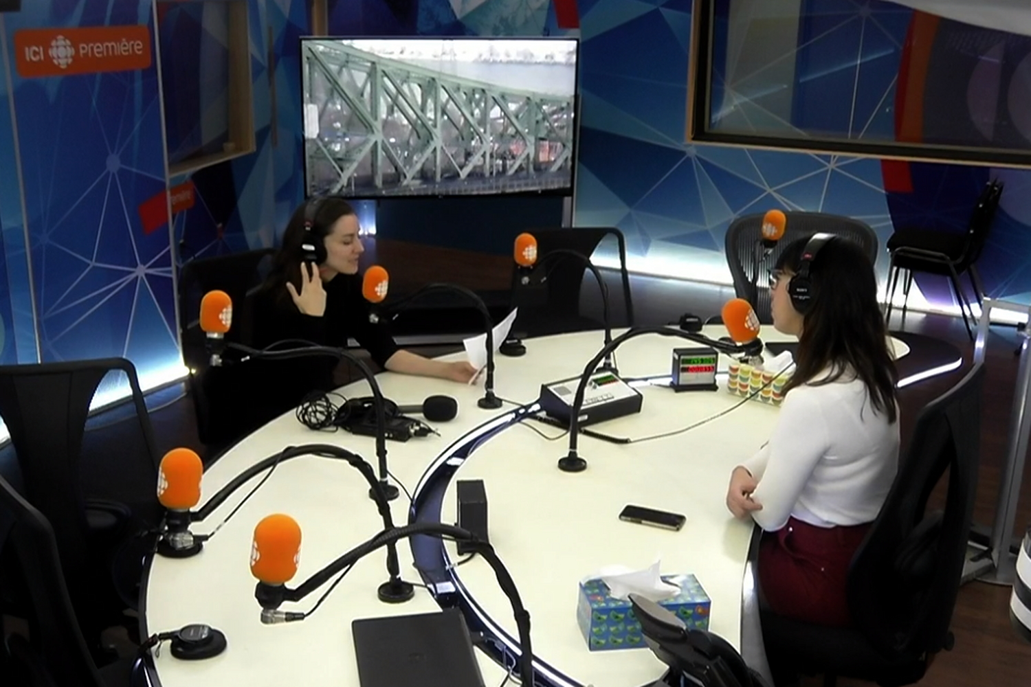 Marine LEDUC pose les questions des globe-reporters dans les studios de Radio Canada.