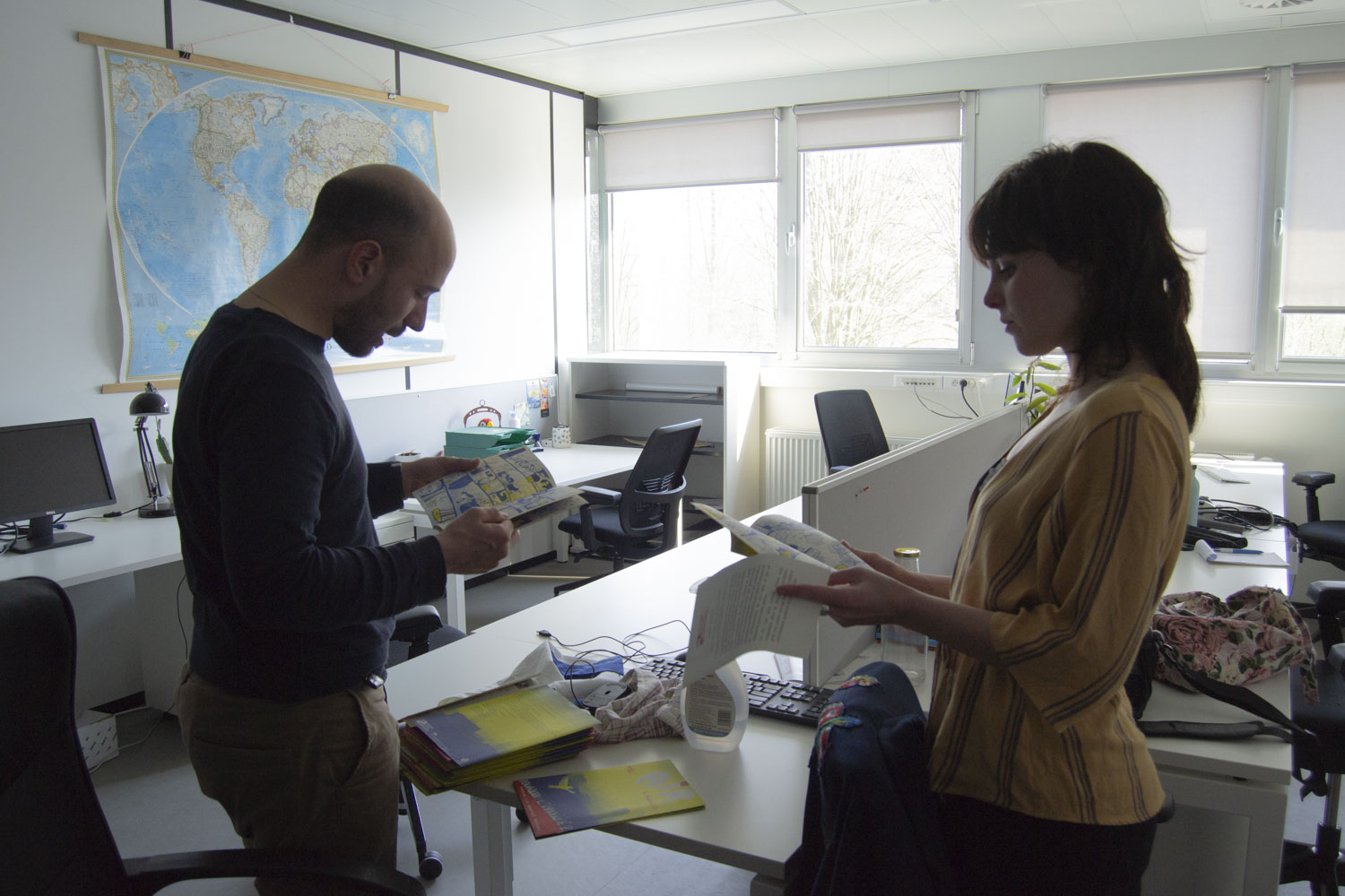 Nicola DA SCHIO nous présente divers documents réalisés dans le cadre de son travail, afin de sensibiliser à la qualité de l’air © Globe Reporters