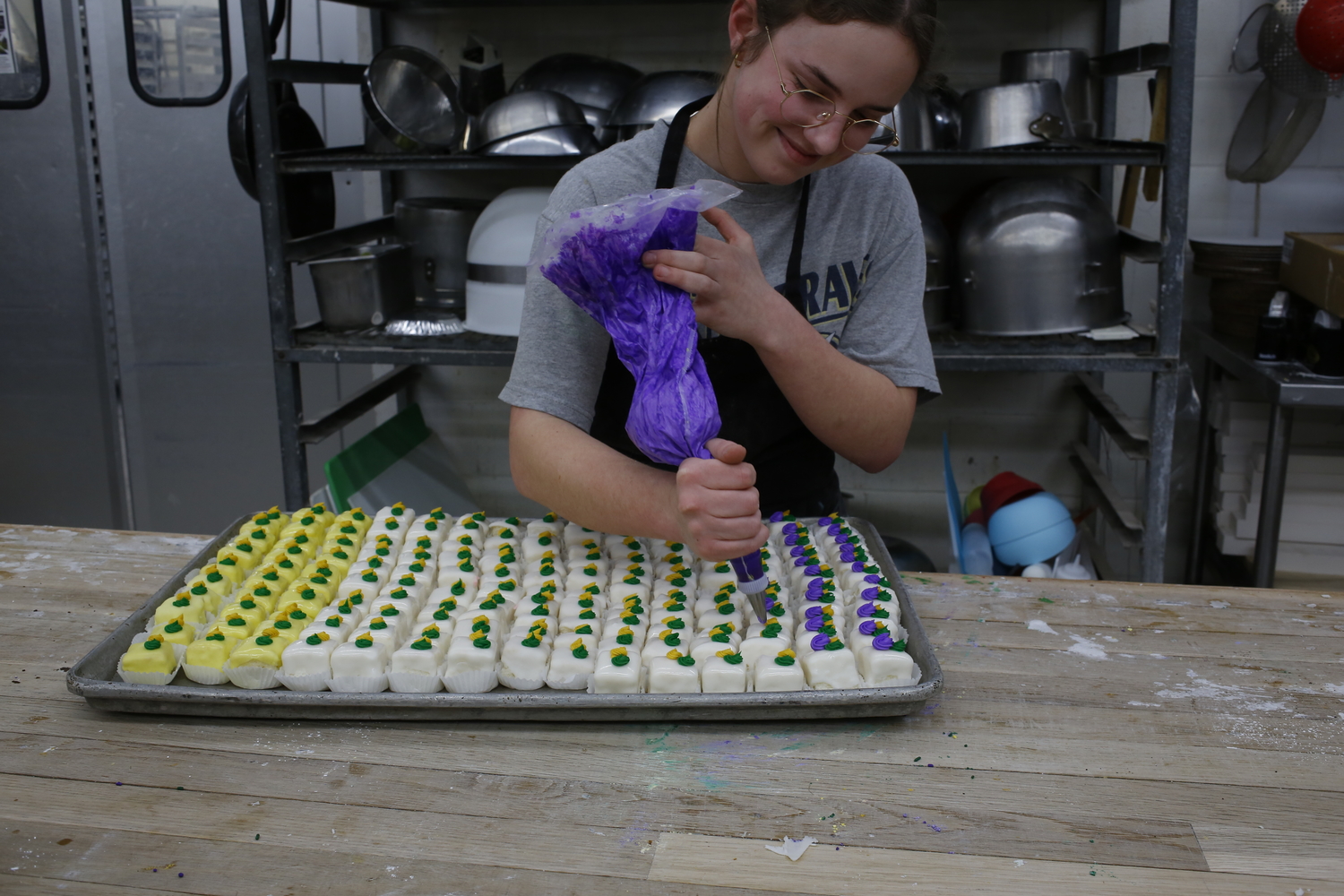 Décoration de pâtisseries aux couleurs de Mardi gras© Globe Reporters