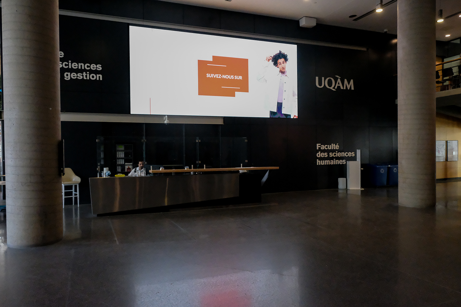 Le hall d’entrée de la faculté des Sciences humaines où se trouve le Département de linguistique © Globe Reporters