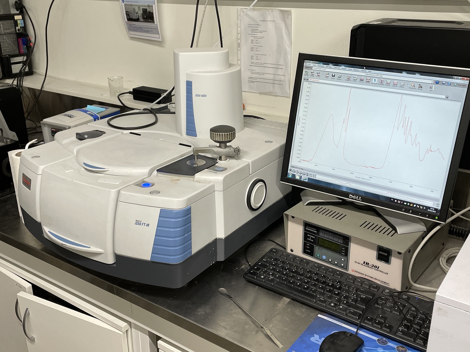 Ici, on peut observer un spectromètre FTIR. Il permet l’identification des plastiques. Globe Reporters