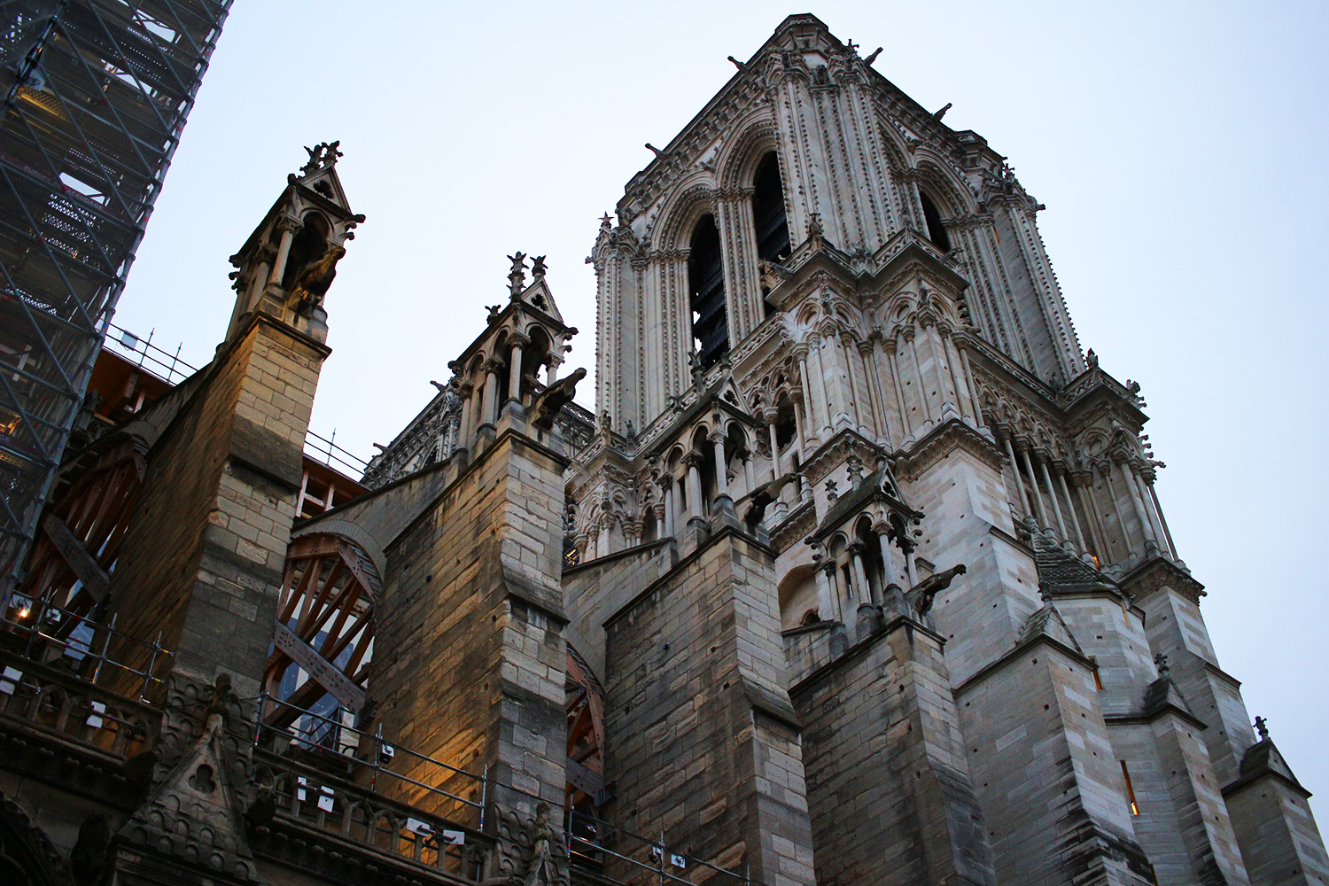 Symbole du culte catholique, notre envoyée spéciale s’est également rendue devant la cathédrale Notre-Dame-de-Paris qui actuellement en travaux. Le bâtiment a été en partie ravagé par un incendie en 2019 © Globe Reporters