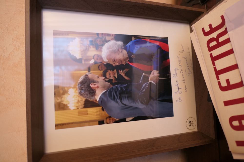 Dans un coin, vers l’entrée, est posée une photo souvenir avec le président de la République, Emmanuel Macron, qui lui a remis une médaille © Globe Reporters