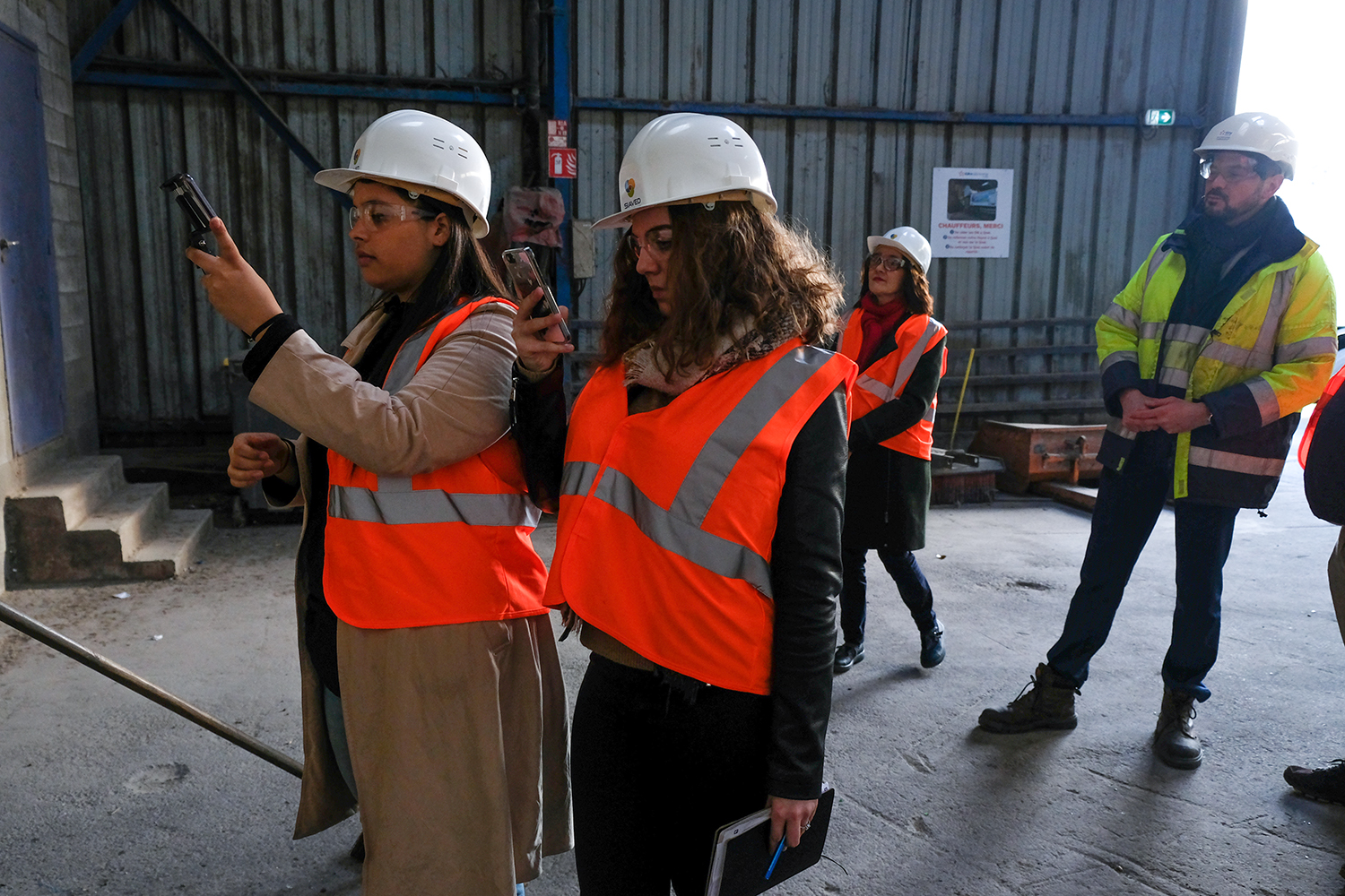 En bonnes journalistes, Ayline et Camille prennent des photos et des vidéos.