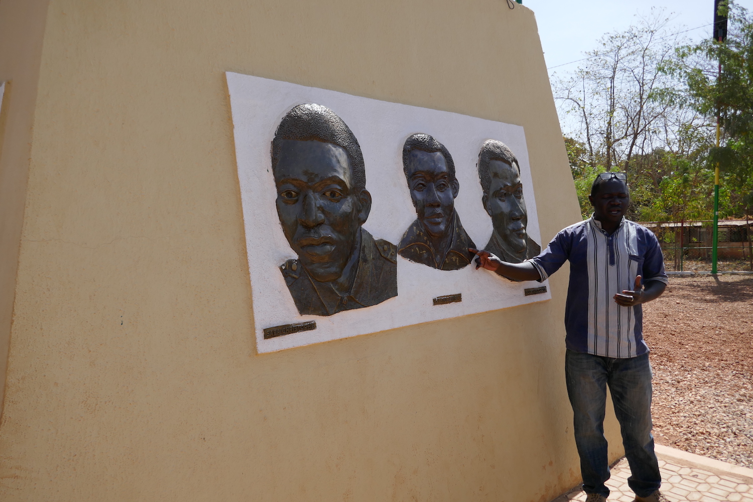 Pingdwende Mady KIMA explique pendant la visite du Mémorial qui sont les personnes tuées aux côtés de Thomas SANKARA. C’étaient ses proches collaborateurs. Un seul un témoin a survécu © Globe Reporters