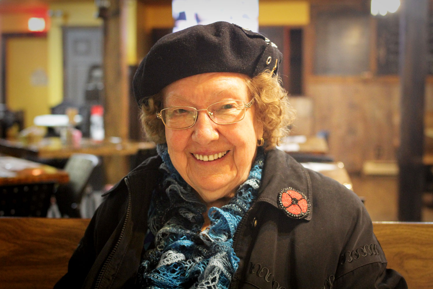 Thérèse O’BOMSAWIN au restaurant local.