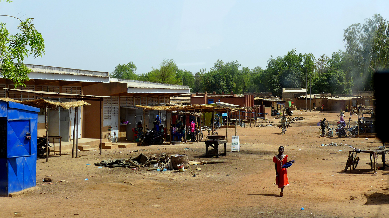 Vu depuis l’arrière du taxi collectif quand il s’arrête à Dissin, un des derniers villages avant d’arriver à destination © Globe Reporters