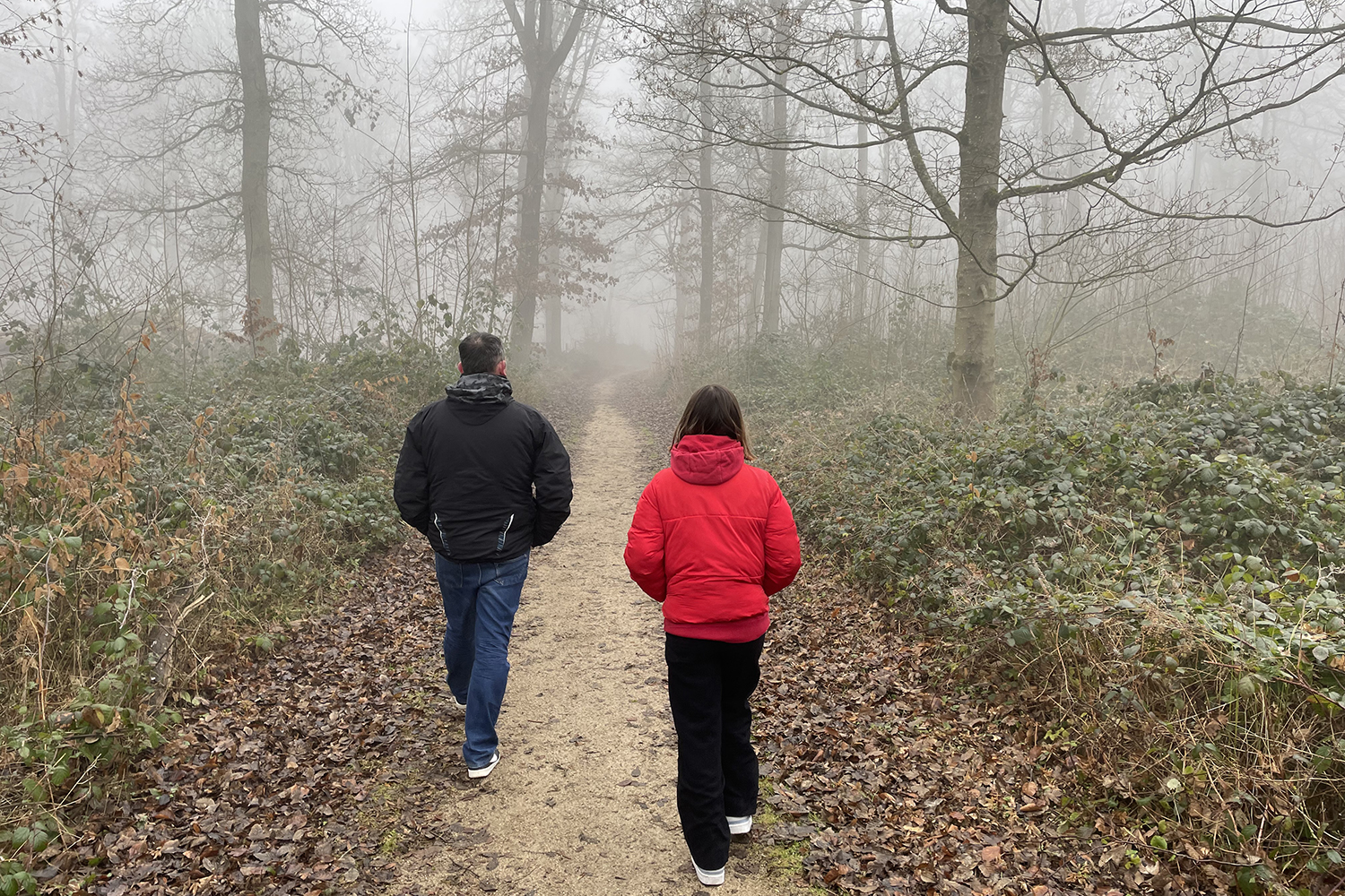 Bruno COSSEMENT et Manon LE DANTEC se baladant dans le bois de Maroeuil© Globe Reporters