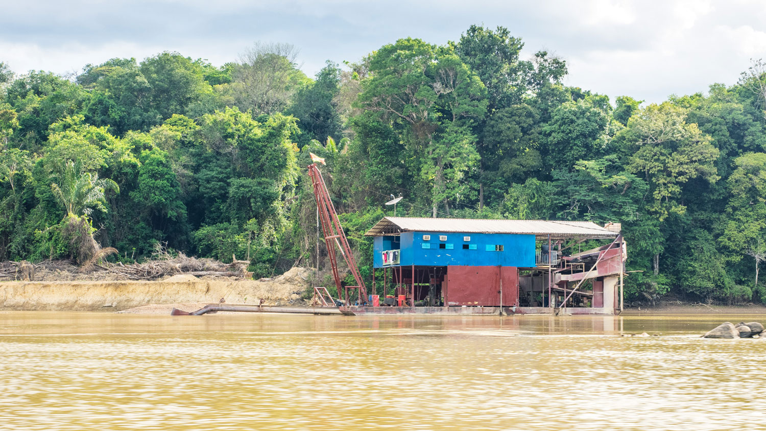 Barge d’orpailleurs – crédit WWF