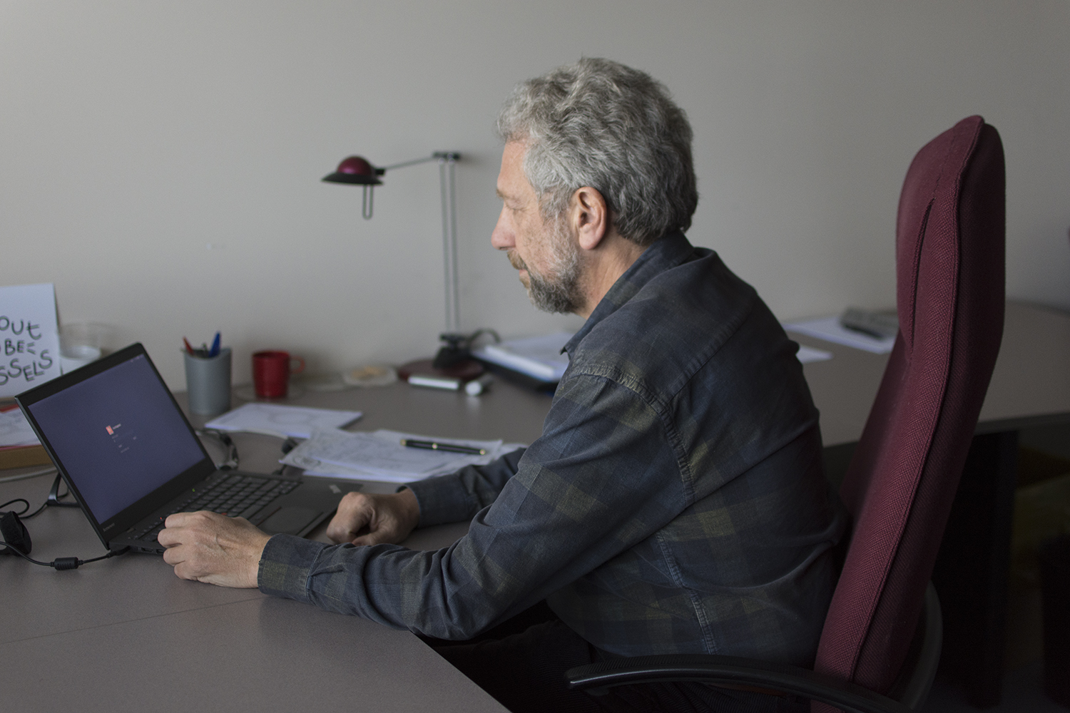 Quelques déambulations sur le palier et me voilà devant le bureau d’Yves Roggeman qui interrompt son travail pour répondre aux globe-reporters.